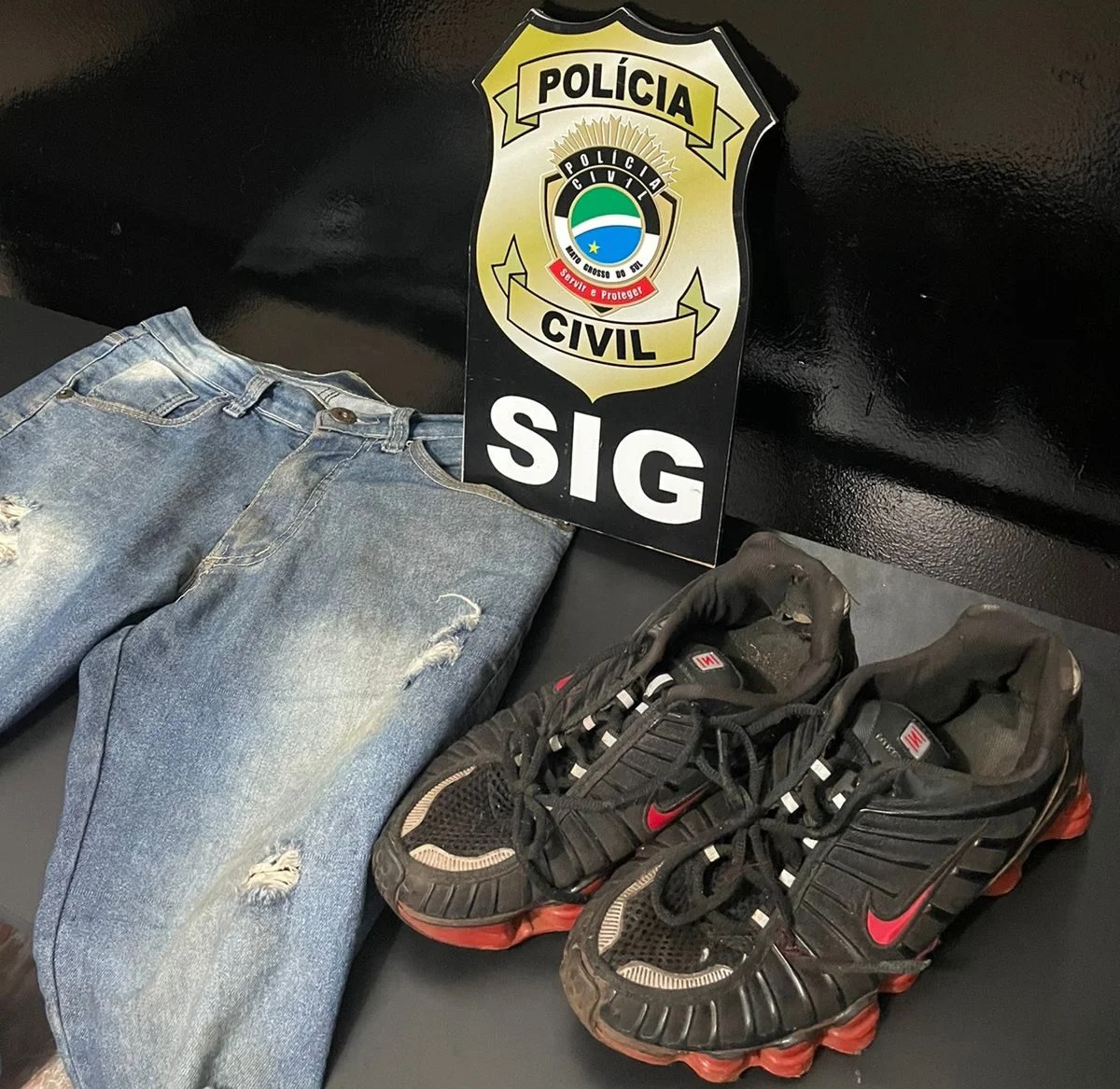 Calça jeans e tênis do suspeito utilizados no dia do crime – Foto: Jornal da Nova